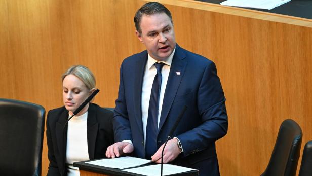 Sportminister Babler und die zuständige Staatssekretärin Schmidt (l.)