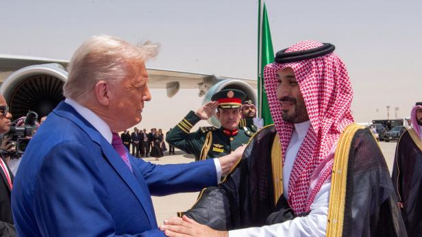 US-Präsident Trump wird vom saudischen Kronprinzen Bin Salman begrüßt