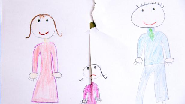 Eine Kinderzeichnung zeigt eine zerrissene Familie, möglicherweise als Darstellung einer Scheidung.