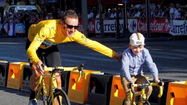 FILE PHOTO: Sky Procycling rider and leader's yellow jersey Wiggins of Britain rides with his son on the Champs Elysees after winning the 99th Tour de France cycling race in Paris FILE PHOTO: Sky Procycling rider and leader's yellow jersey Wiggins of Britain rides with his son on the Champs Elysees after winning the 99th Tour de France cycling race in Paris