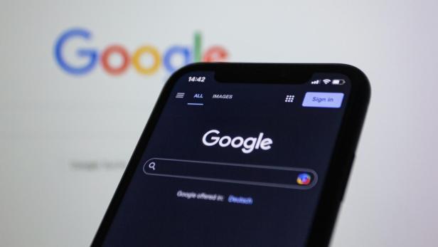 Ein Smartphone zeigt die Google-Suchseite.