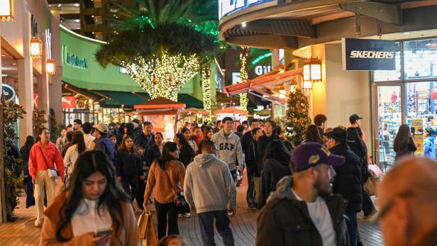 US-ECONOMY-HOLIDAY-RETAIL-BLACLFRIDAY