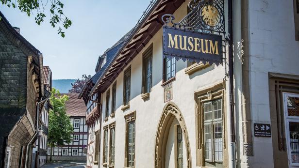 Straßenschild mit der Aufschrift „Museum“, das auf das Goslarer Museum hinweist.