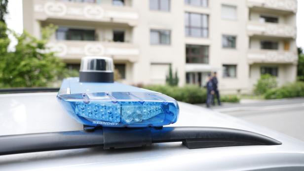 Polizeiauto vor Wohnhaus