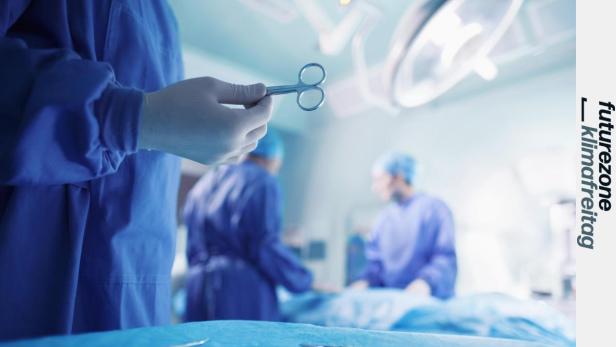 Menschen in OP-Kleidung in einem OP