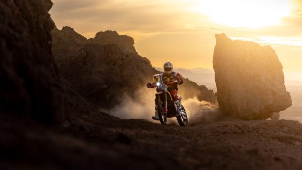 Die Sonne im Rücken, die Weite im Blick: KTM-Pilot Toby Price  (AUS) gewann 2016 und 2019 die Rallye Dakar