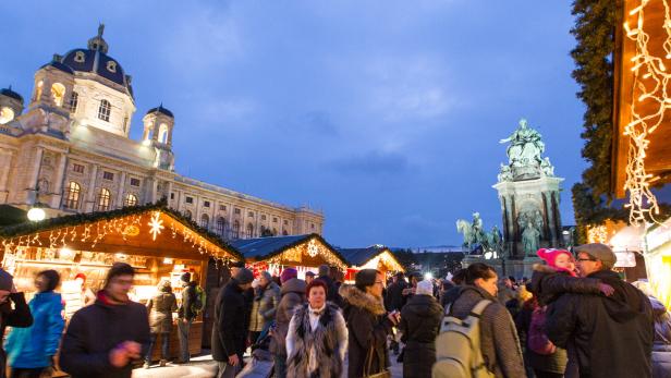 Der Christkindlmarkt auf dem Maria-Theresien-Platz in Wien.