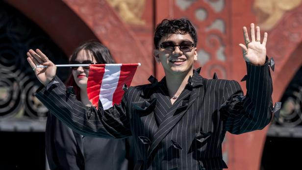 ESC 2025 JJ schwenkt Flagge Eurovision Song Contest 2025 Kandidat JJ schwenkt die österreichische Flagge