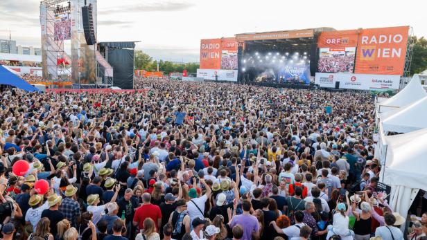 41. DONAUINSELFEST: Menschen beim Konzert