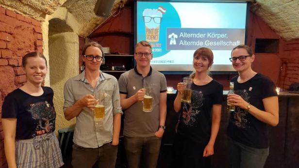 Teilnehmer des Pint of Science Festivals mit einem Bier in der Hand.