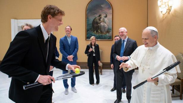 Sinner schenkte Papst Leo XIV. ein Racket..