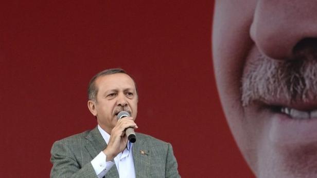 Der türkische Premier inszeniert sich gerne übermächtig - da passt kritische Berichterstattung auf Twitter, Youtube und Co nicht ins Bild.
