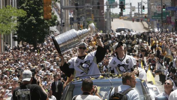 Legendär: Marc-Andre Fleury und Sidney Crosby holten 2009 erstmals nach 17 Jahren wieder den Stanley Cup nach Pittsburgh. Legendär: Marc-Andre Fleury und Sidney Crosby holten 2009 erstmals nach 17 Jahren wieder den Stanley Cup nach Pittsburgh.