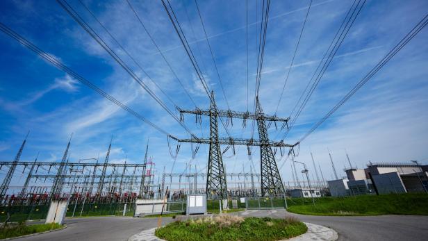 ++ THEMENBILD ++ ENERGIE / STROM / STROMMAST / STROMLEITUNG ++ THEMENBILD ++ ENERGIE / STROM / STROMMAST / STROMLEITUNG