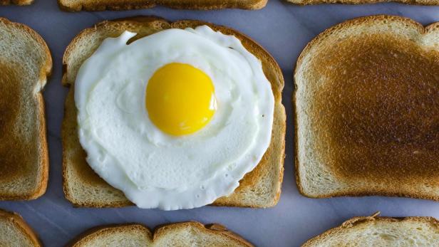Mehrere Scheiben Toastbroat mit einem Spiegelei