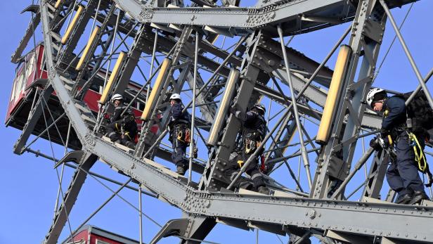 ++ HANDOUT ++ WIEN: FEUERWEHR AM RIESENRAD