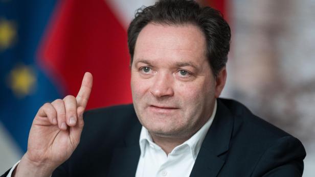 INTERVIEW MIT LANDWIRTSCHAFTSMINISTER TOTSCHNIG
