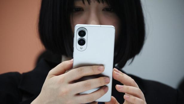 Eine Frau hält das Samsung Galaxy S25 Edge