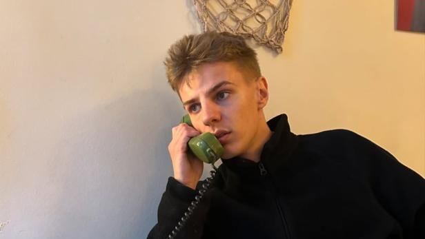 Levi Penell telefoniert