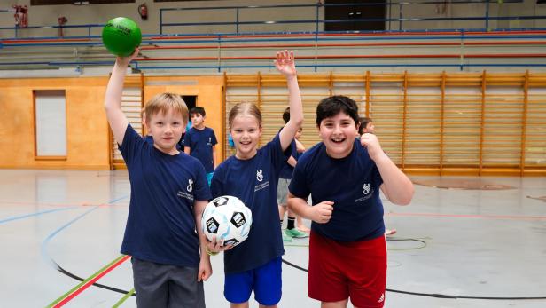 Kinder der Volksschule Mödling im Turnsaal.