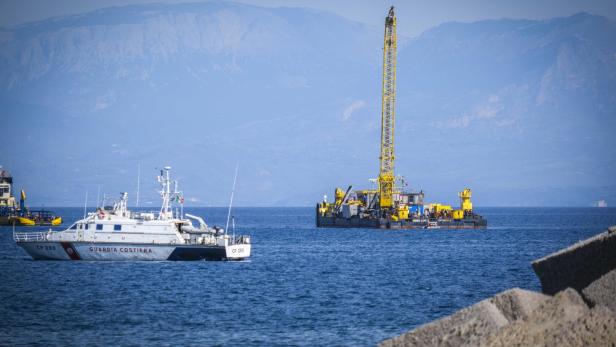 Floating crane arrives in Palermo for 'Bayesian' seabed recovery Neun Monate liegt die "Bayesian" schon vor Sizilien auf dem Grund des Mittelmeers. Die Bergungsarbeiten der Luxusjacht werden am Donnerstag wieder fortgesetzt.
