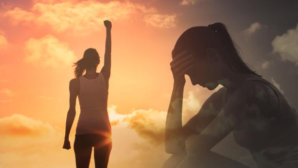 Eine junge Frau hält sich den Kopf vor Schmerzen, auf der zweiten Bildhälfte hebt sie aber die Hand in den Himmel, weil es ihr gelungen ist, mit geeigneten Therapien die Schmerzen zu lindern.