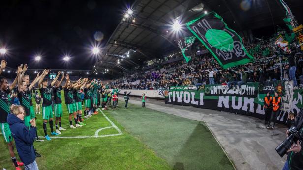 Die Spieler von Wacker Innsbruck feiern mit den Fans