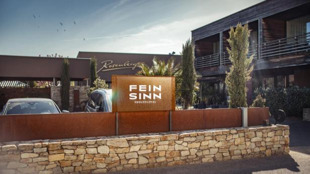 Ein Restauranteingang, wo Feinsinn steht. 