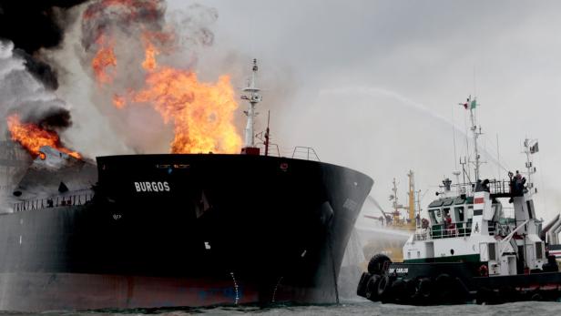 TOPSHOT - A fire broke out on a tanker belonging to the Mexican state oil company PEMEX, causing no injuries, according to a company official, in the Gulf of Mexico off the coast of Boca del Rio in Veracruz state, Mexico on September 24, 2016. / AFP PHOTO / EDUARDO MURILLO