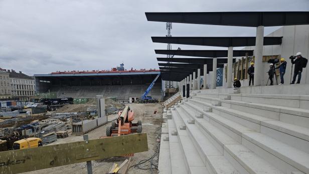Die Träger für das Dach über der neuen Haupttribüne am Sport-Club-Platz sind schon montiert.