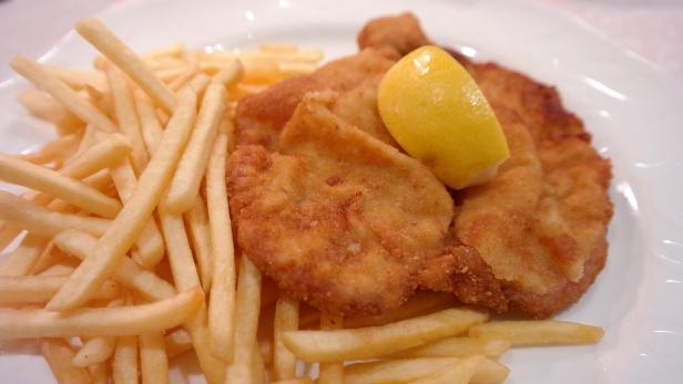 Schnitzel mit Pommes.