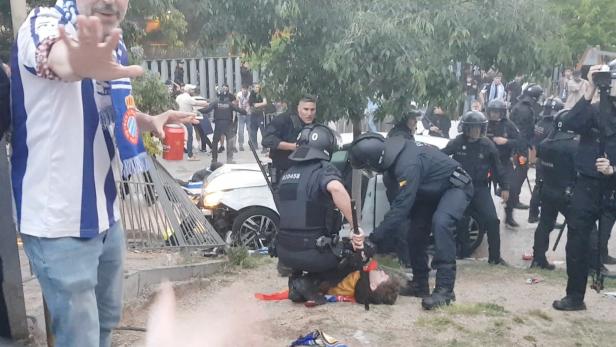 Ein Auto fuhr durch eine Menschenmenge von Fußballfans vor dem Stadtderby zwischen Espanyol und Barcelona, wobei 15 Menschen leicht verletzt wurden.
