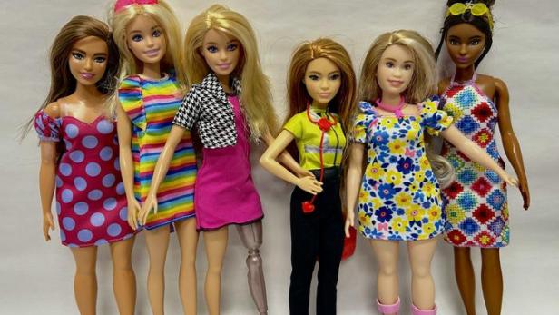 Verschiedene Barbies mit flachen Füßen.