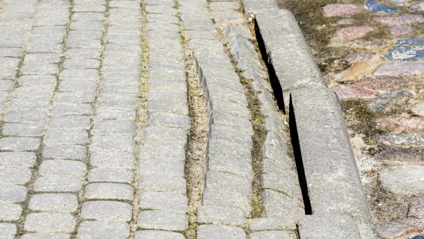 defective cobblestone pavement due to incorrectly prepared base defective cobblestone pavement due to incorrectly prepared base