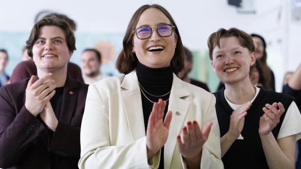  ÖH-Vorsitzende Nina Mathies (VSStÖ), Spitzenkandidatin Selina Wienerroither (VSStÖ) und Bundesvorsitzende Miriam Amann (VSStÖ) 