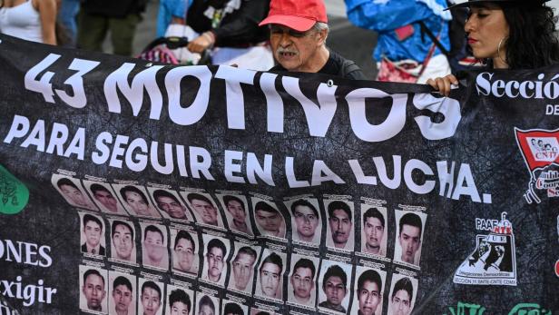 Im September 2014 verschwanden 43 Studenten der ländlichen Lehrerbildungsanstalt Ayotzinapa, nachdem sie in Iguala im Bundesstaat Guerrero, Mexiko, gewaltsam verschleppt worden waren. Immer wieder protestieren Menschen in Mexiko und fordern Aufklärung.