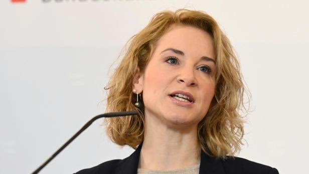 FRAUENTAG: PK "INTERNATIONALER FRAUENTAG": HOLZLEITNER