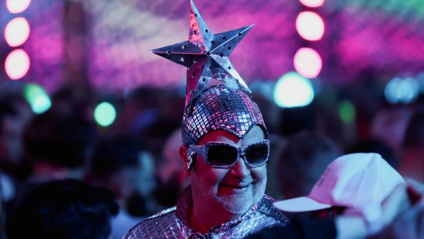 Eurovision Song Contest: Mann mit Sternenhut unter den Zuschauern