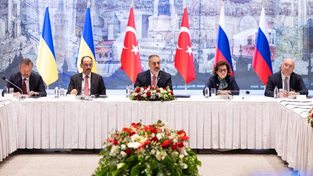 Ukrainian and Russian delegations in Turkey for planned peace talks