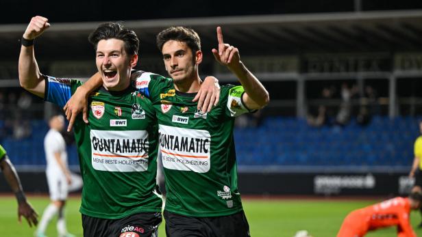 Zwei Fußballspieler jubeln während des Spiels Bregenz gegen Ried in der 2. Liga.