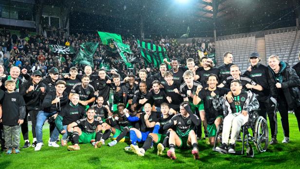 Die Mannschaft des FC Wacker feiert den Meistertitel in Liga 4