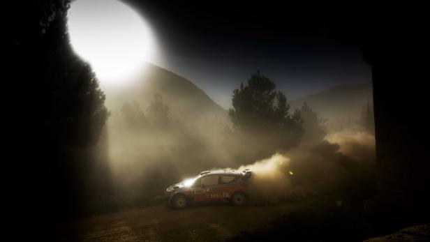 Erleuchtung: Thierry Neuville während der Spanien-Rallye bei traumhaftem Lichtspiel.
