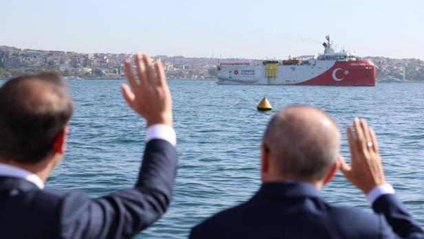 Der türkische Präsident Recep Tayyip Erdogan winkt einem Erdgas-Explorationsschiff zu. Der türkische Präsident Recep Tayyip Erdogan winkt einem Erdgas-Explorationsschiff zu.