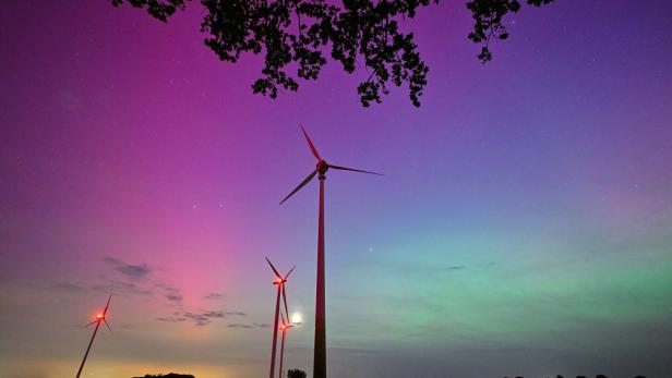 Polarlichter leuchten am Nachthimmel