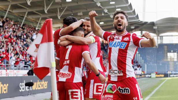 FUSSBALL: ADMIRAL BUNDESLIGA / QUALIFIKATIONSGRUPPE / 9. RUNDE: GAK - LASK Der GAK bejubelt einen Heimsieg gegen den LASK