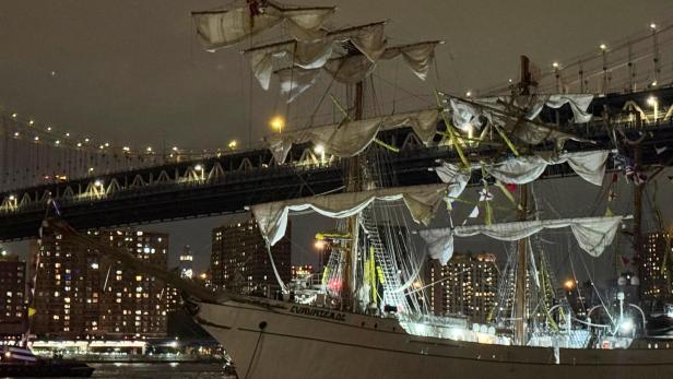 Mexican Navy training ship damaged after it ran into the Brooklyn Bridge in New York City