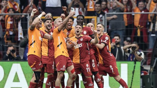 Große Freude bei den Meisterspielern von Galatasaray Istanbul. Große Freude bei den Meisterspielern von Galatasaray Istanbul.