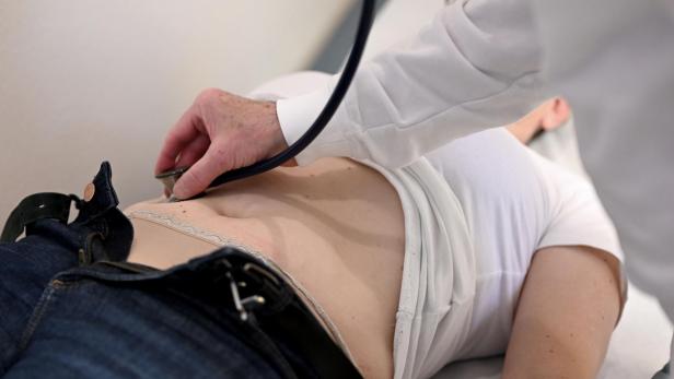 ++ THEMENBILD ++ ARZT / ÄRZTE / KRANKHEIT / GESUNDHEIT / UNTERSUCHUNG / ÜBERWEISUNG / DIAGNOSE / BEHANDLUNG / PATIENT / ÖGK