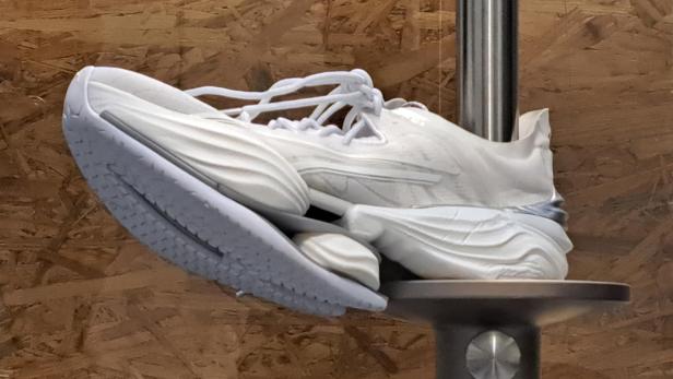 Ein Schuh wird beim Fersensegment getestet. 