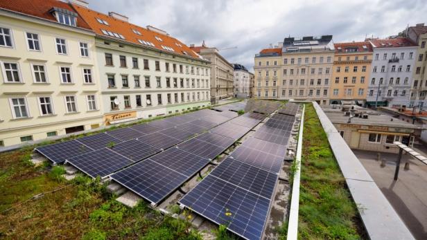Solarpanels auf dem Dach eines Hauses beim Kamelitermarkt in Wien, umweltfreundliche Energieerzeugung in urbaner Umgebung